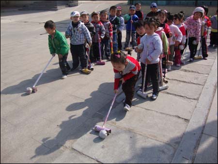 幼兒園小班戶外游戲活動:送小豬回家