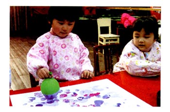 幼兒園小班美術彩色畫教案2:氣球變葡萄