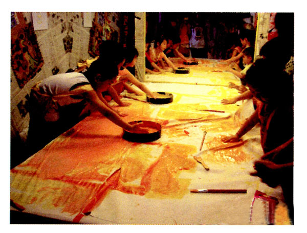 幼兒園小班美術(shù)教案彩色畫(huà)活動(dòng):月光下的世界