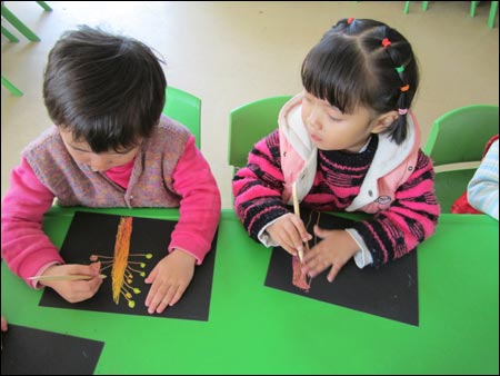 幼兒園中班美術刮畫:樹上的果子熟了